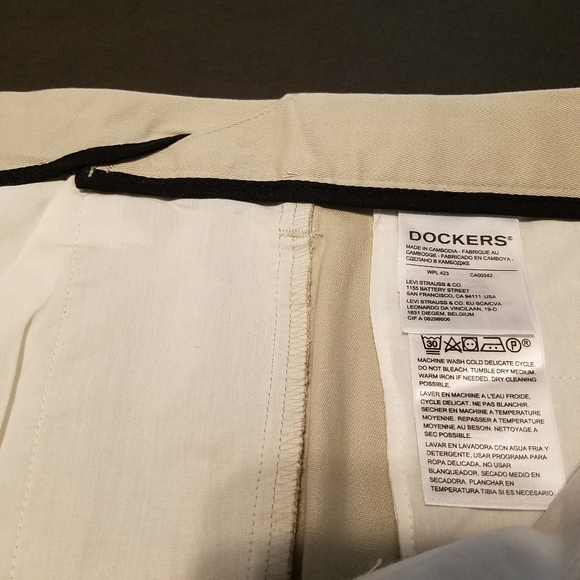 NWT DOCKERS Easy Khaki Relaxed pleated/cuffed pant - Picture 3 of 9